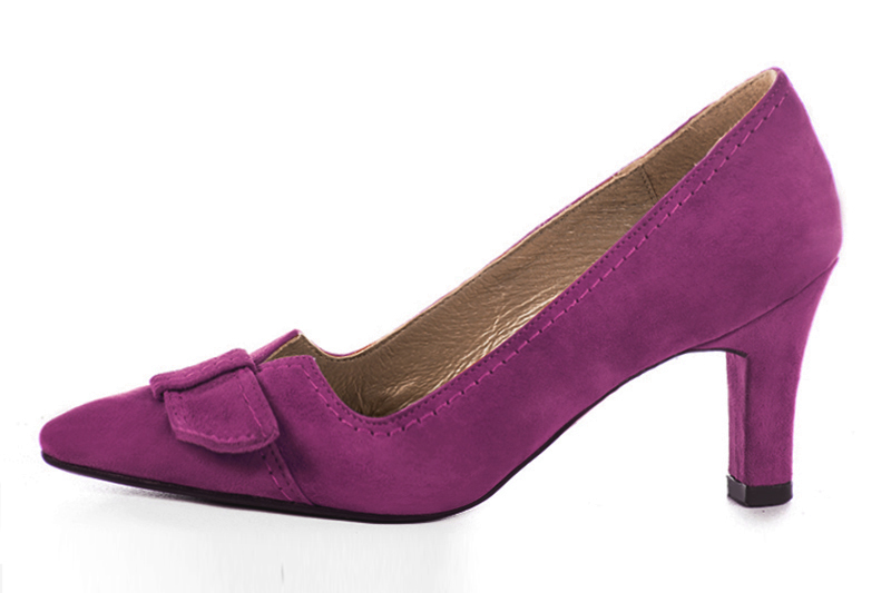 Mulberry purple women's dress pumps, with a knot on the front. Tapered toe. High kitten heels. Profile view - Florence KOOIJMAN